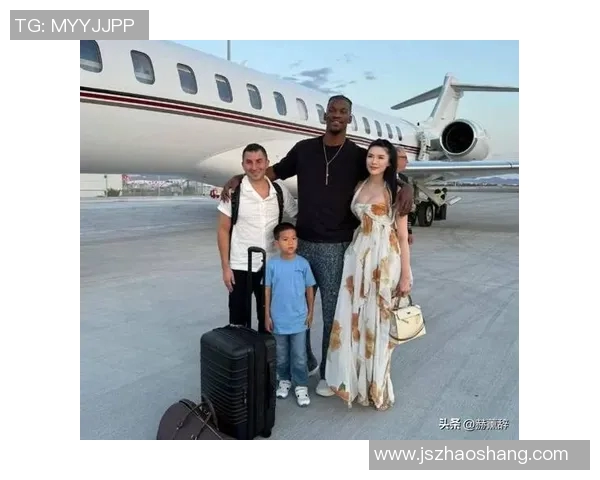 女博主与足球球星合照引热议 网友纷纷猜测背后故事揭秘 女博主与足球球星合照引热议 网友纷纷猜测背后故事揭秘